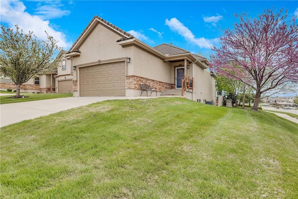 801 NE Lone Hill Drive — photo 2