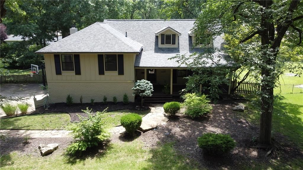 2315 W 104th Terrace, Leawood, KS