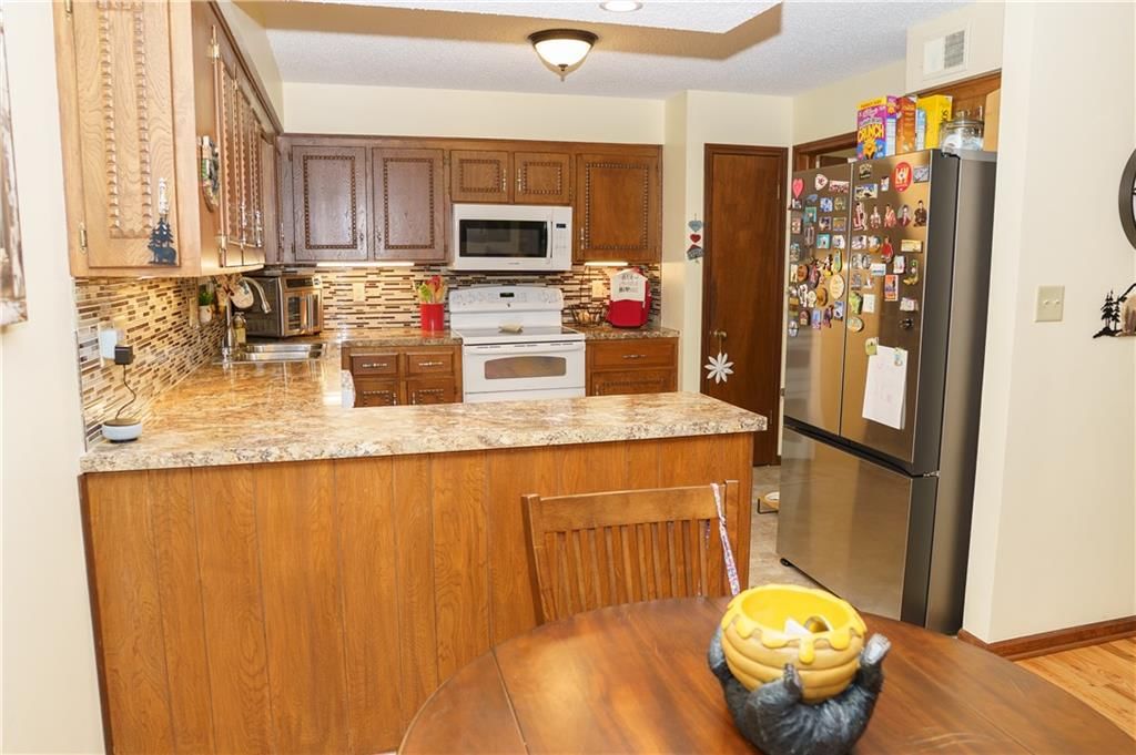 Photo 14 of 52 - 9730 Overhill Drive