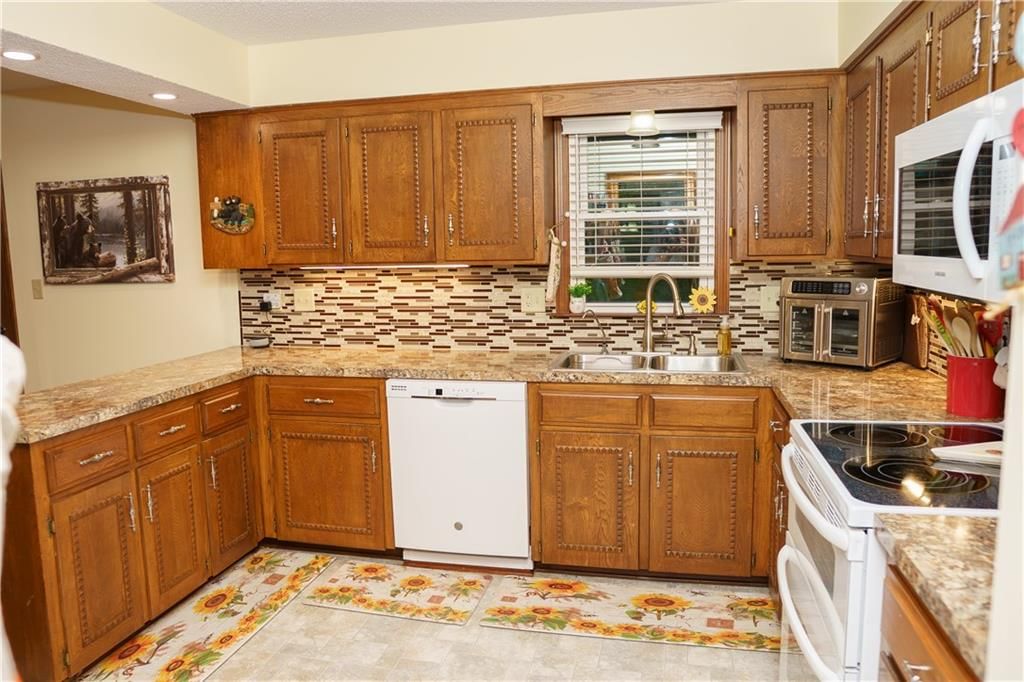 Photo 15 of 52 - 9730 Overhill Drive