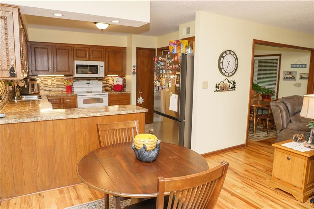 Photo 17 of 52 - 9730 Overhill Drive