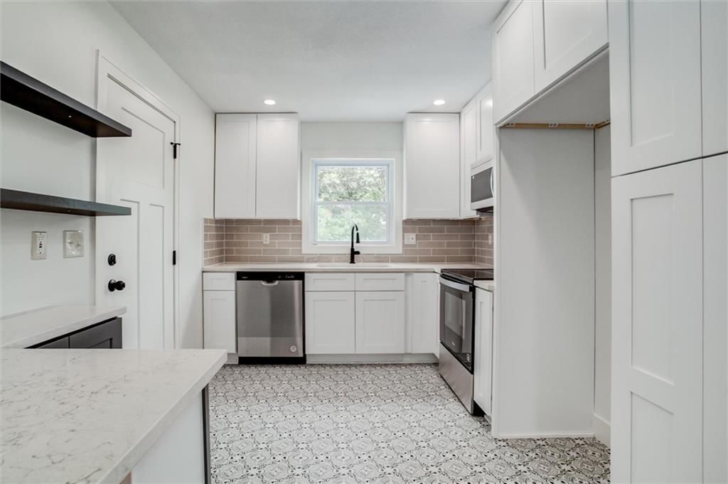 8525 Glenwood Street — photo 3