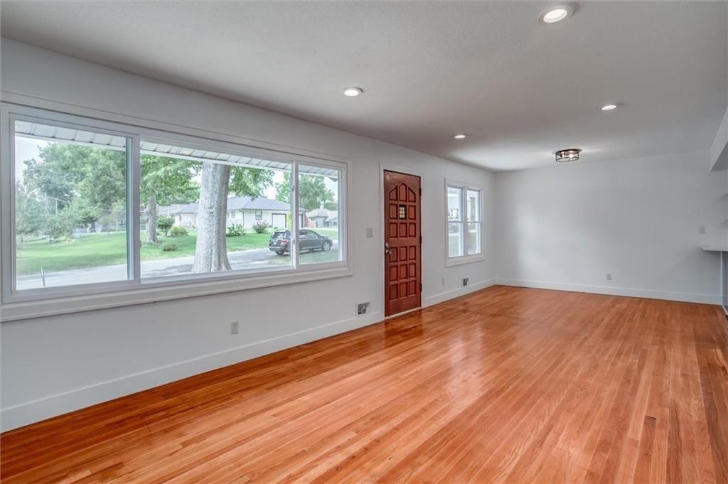 8525 Glenwood Street — photo 5