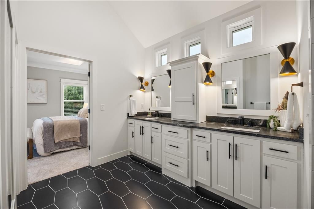 Photo 14 of 38 - 17117 W 197th Street