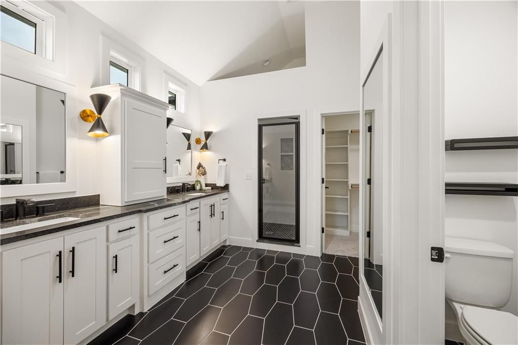 Photo 15 of 38 - 17117 W 197th Street