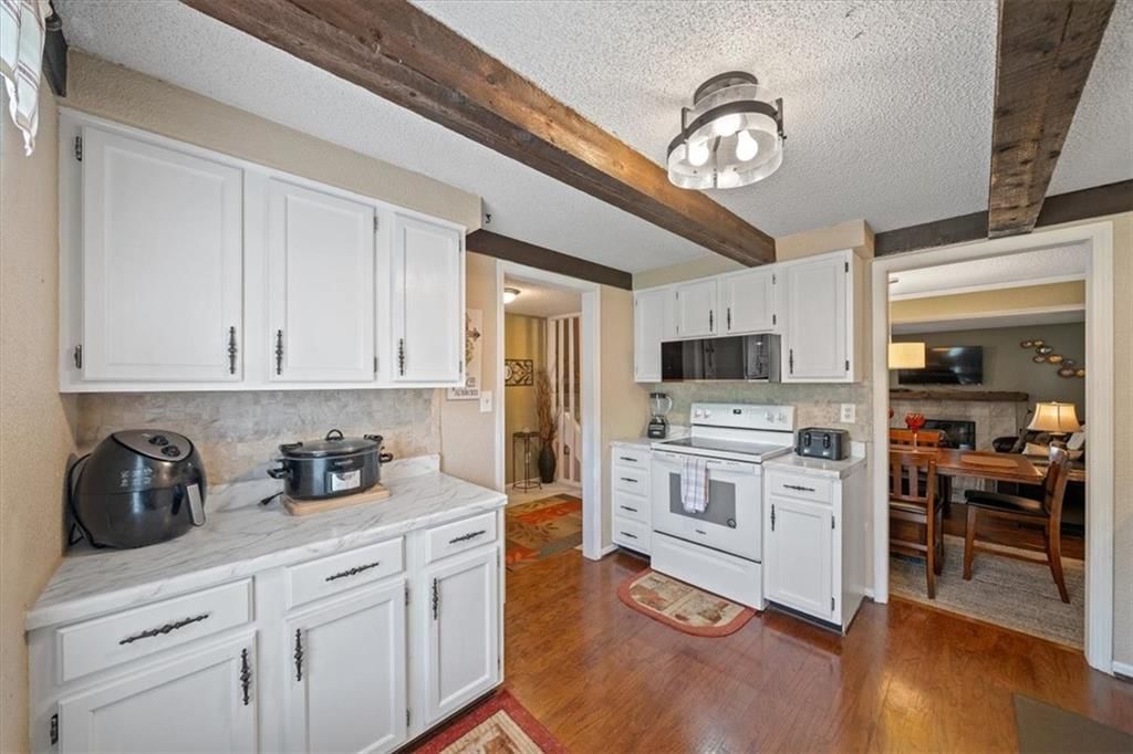 Photo 5 of 29 - 5933 Ridgeway Avenue