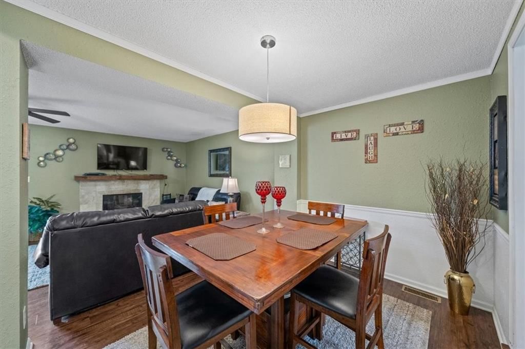 Photo 8 of 29 - 5933 Ridgeway Avenue