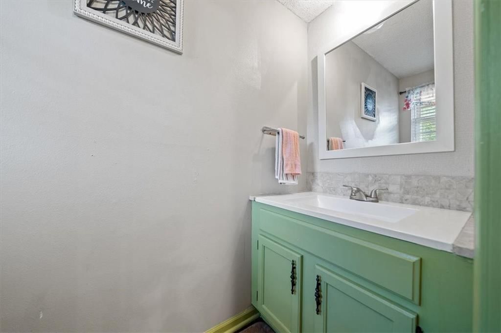 Photo 13 of 29 - 5933 Ridgeway Avenue