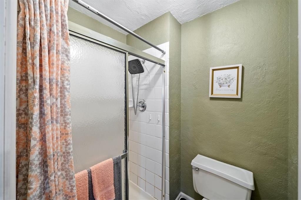 Photo 17 of 29 - 5933 Ridgeway Avenue
