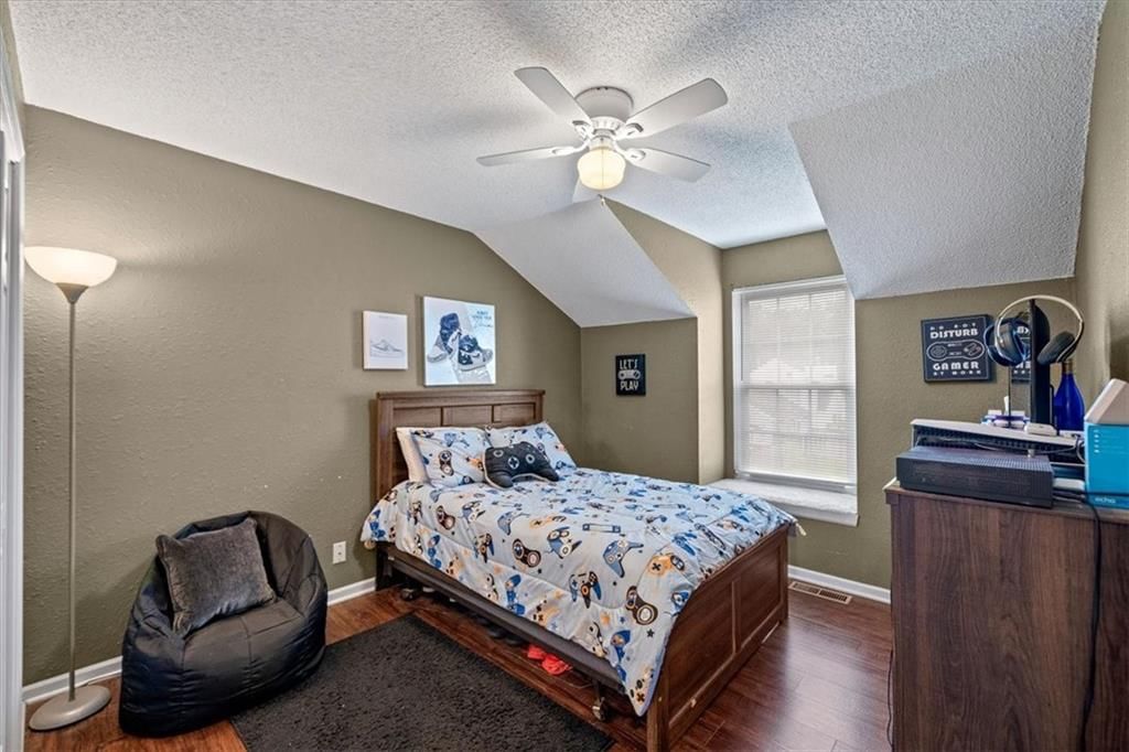 Photo 19 of 29 - 5933 Ridgeway Avenue