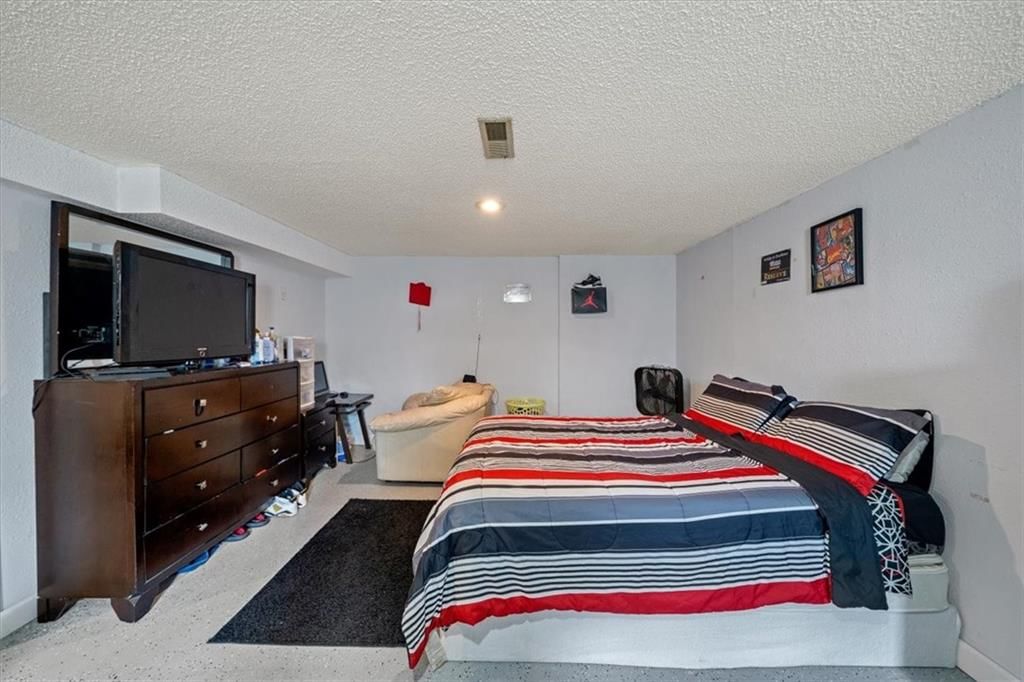 Photo 22 of 29 - 5933 Ridgeway Avenue
