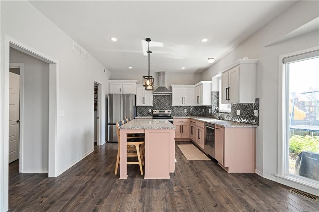 Photo 15 of 69 - 324 S Mesquite Street