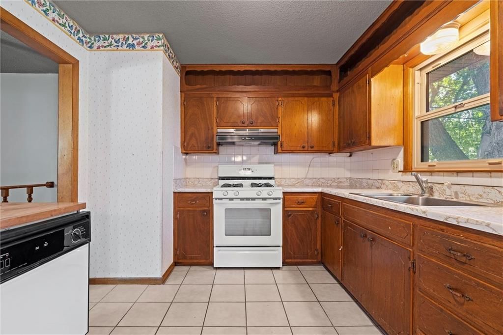 Photo 11 of 34 - 3118 S 56th Terrace