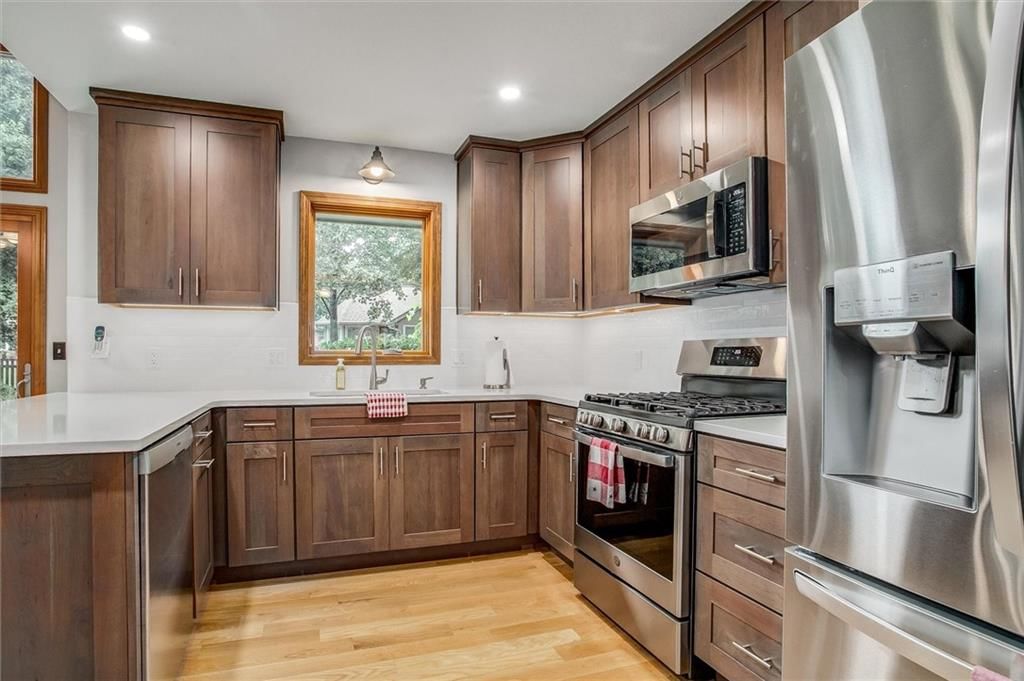 Photo 7 of 28 - 1722 NE Duchess Drive