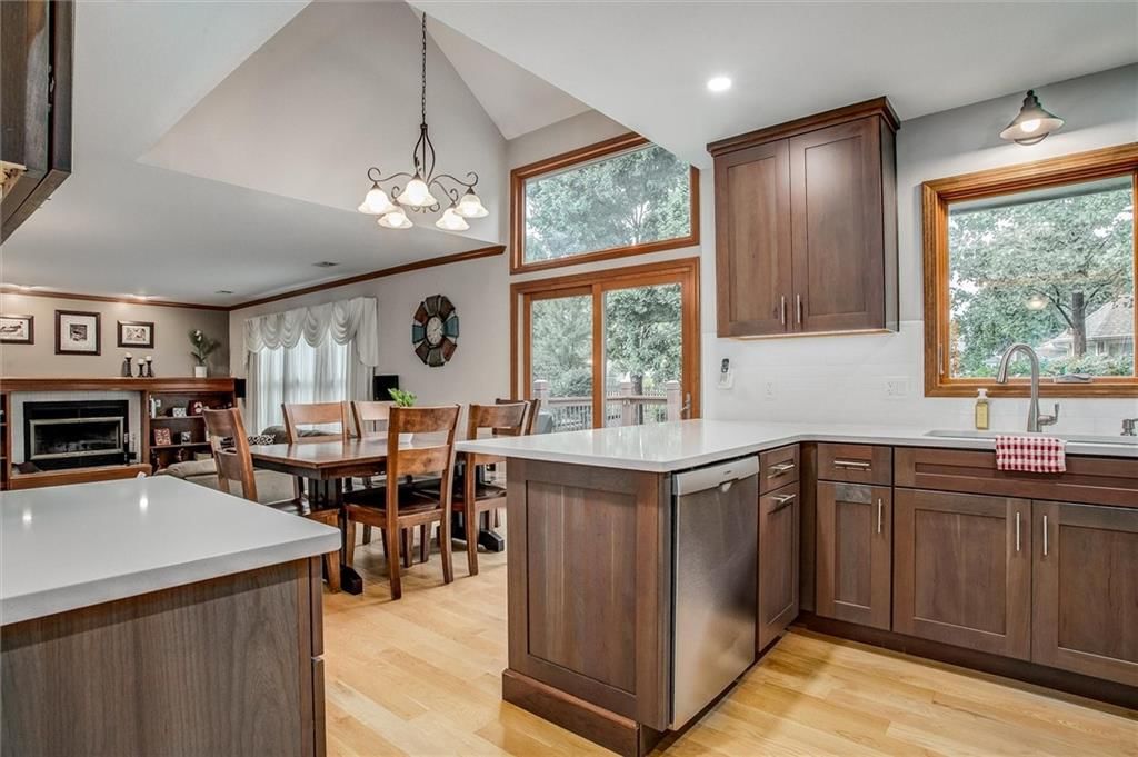 Photo 8 of 28 - 1722 NE Duchess Drive
