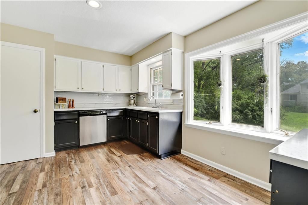 Photo 11 of 32 - 1309 E 98th Terrace