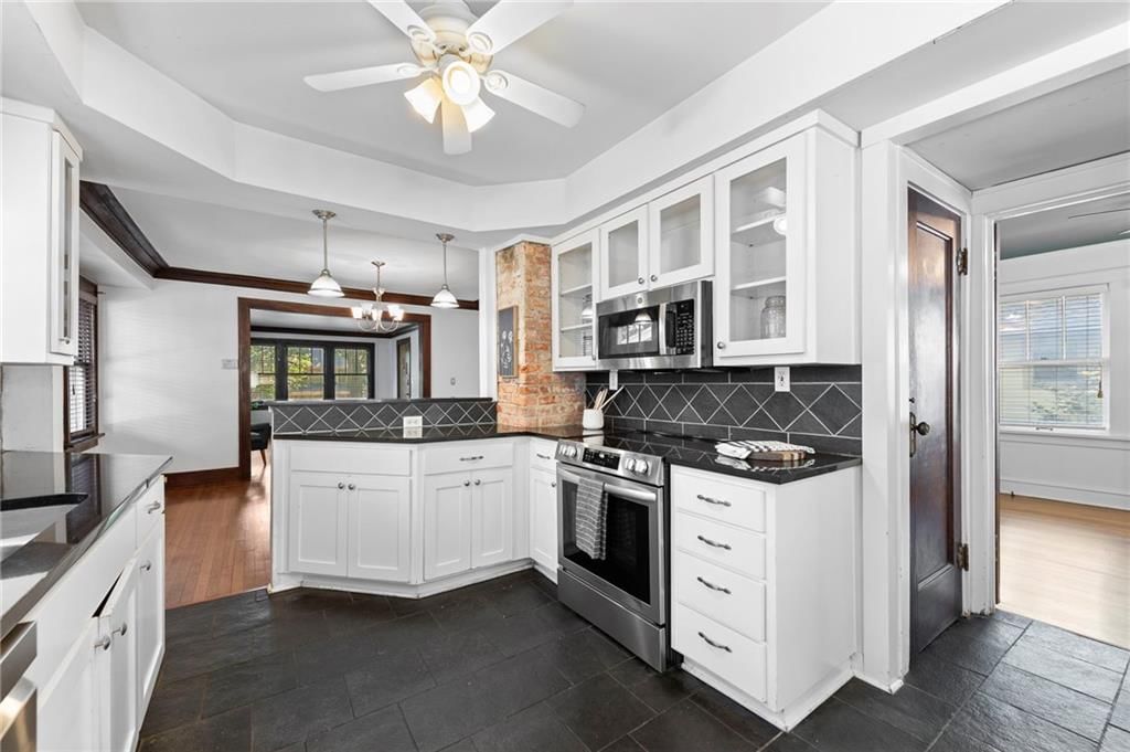 Photo 11 of 32 - 5634 Holmes Street