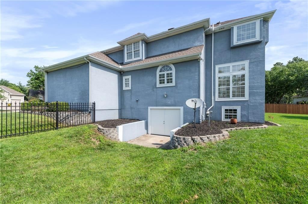 12121 Walnut Street — photo 44