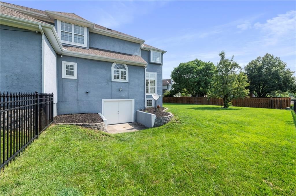 12121 Walnut Street — photo 45