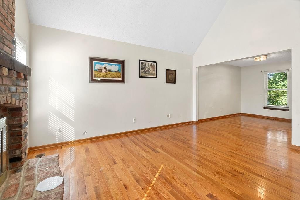 Photo 3 of 29 - 13920 S Sycamore Street