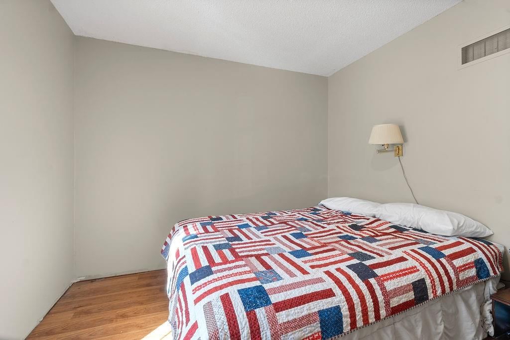 Photo 9 of 29 - 13920 S Sycamore Street