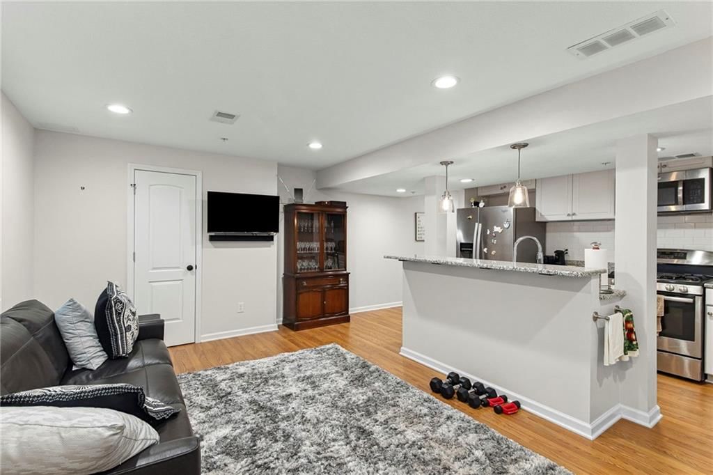 Photo 18 of 21 - 8892 Findley Street