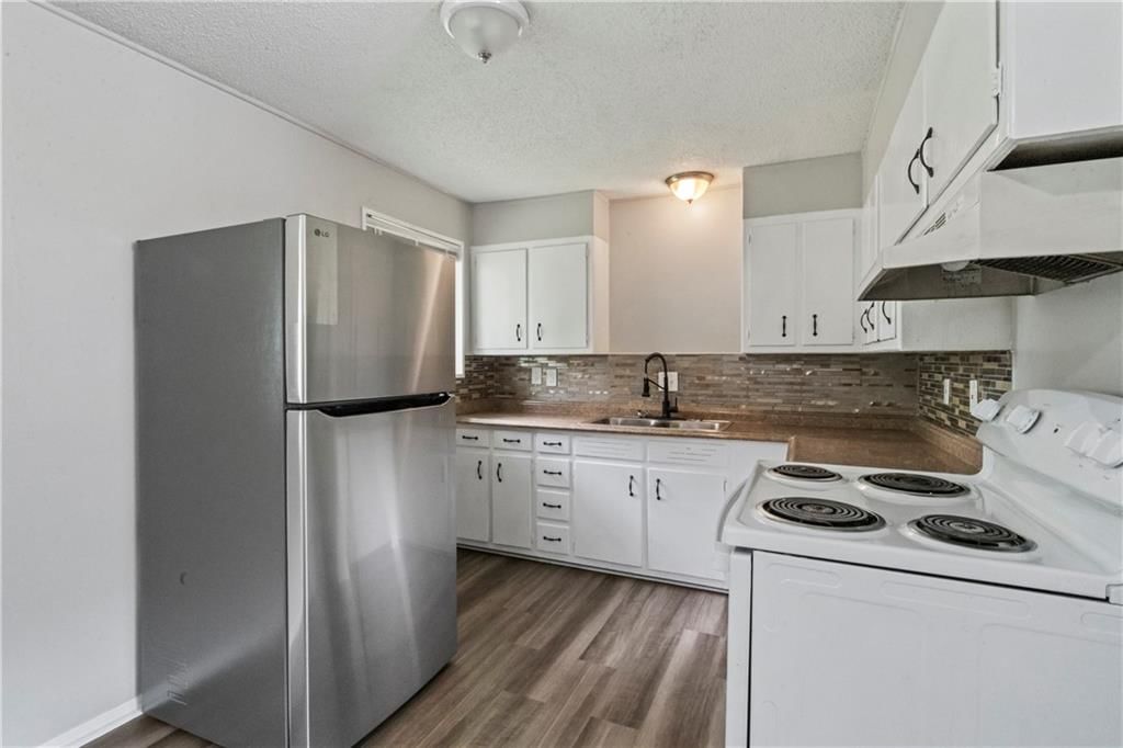 Photo 6 of 15 - 8506 CRYSTAL Avenue