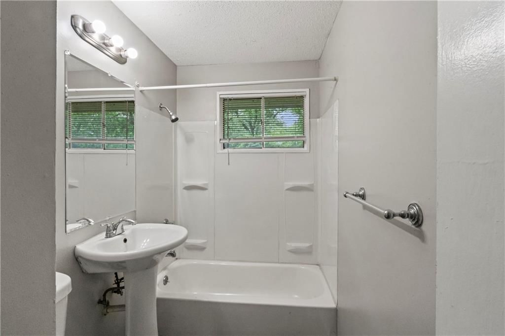 Photo 9 of 15 - 8506 CRYSTAL Avenue
