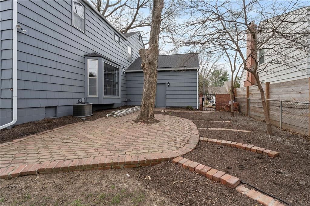 1212 W 69th Street — photo 39