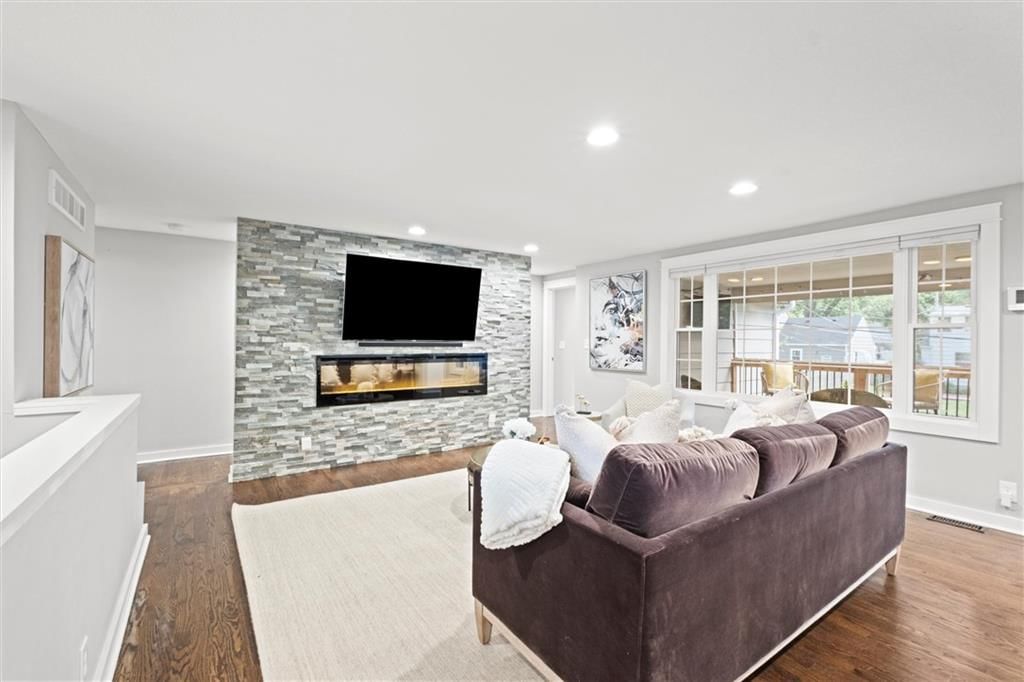 Photo 5 of 49 - 4221 W 74th Street