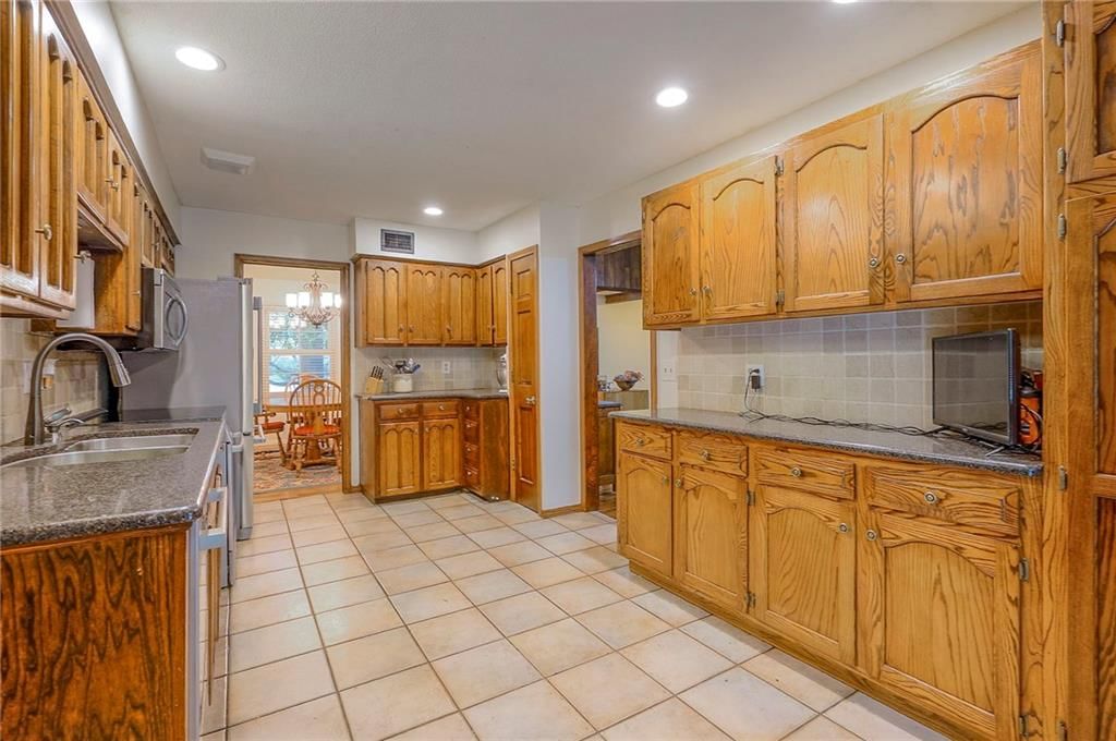 10508 Lee Boulevard — photo 11