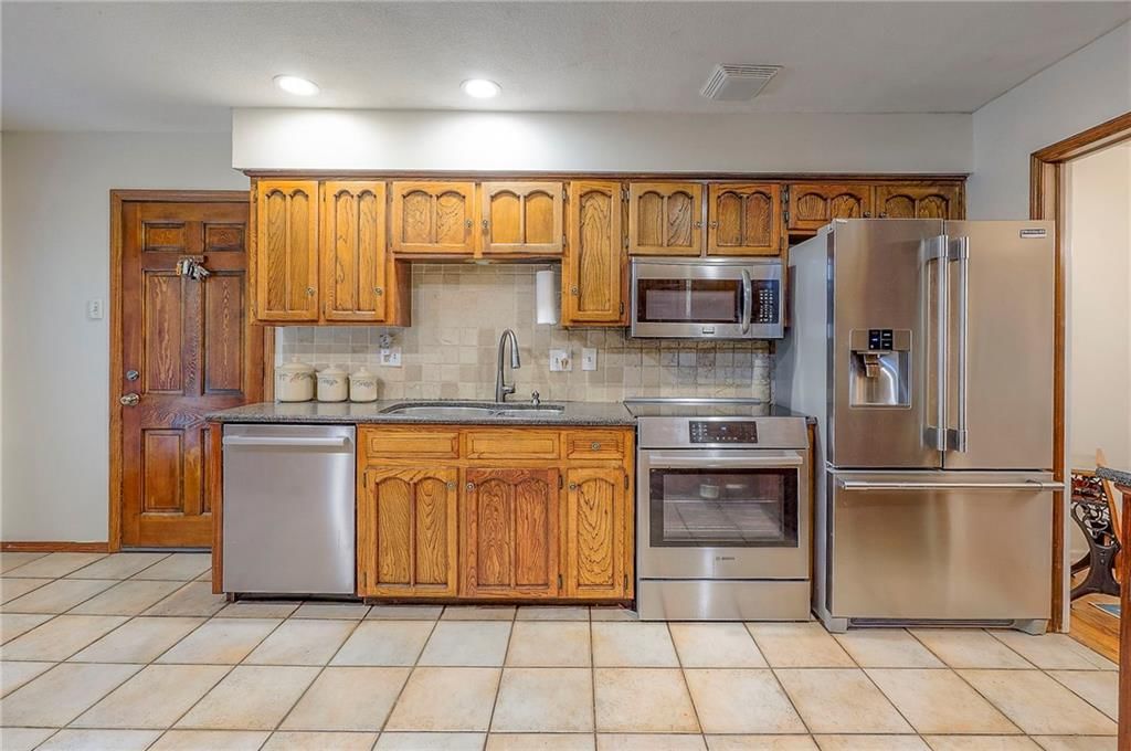 10508 Lee Boulevard — photo 13