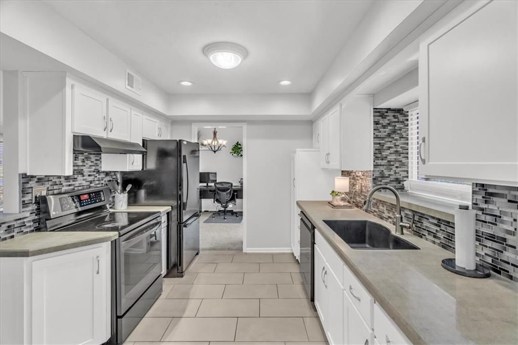 15335 W 83rd Terrace — photo 9