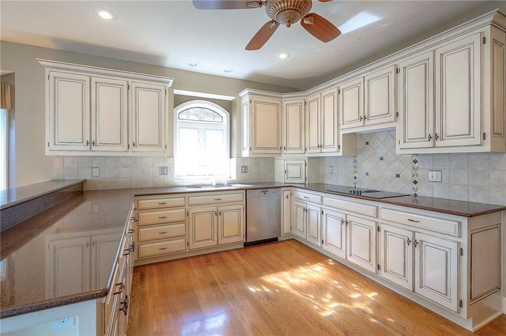 Photo 11 of 26 - 19402 W 98th Terrace