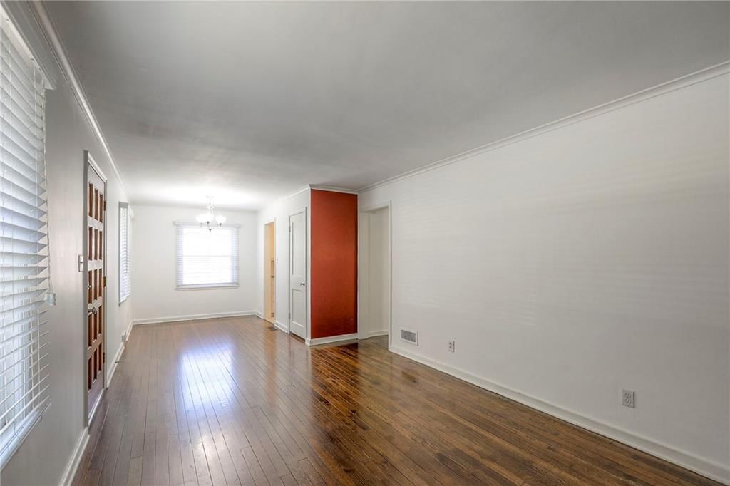 Photo 5 of 30 - 5125 Maple Street