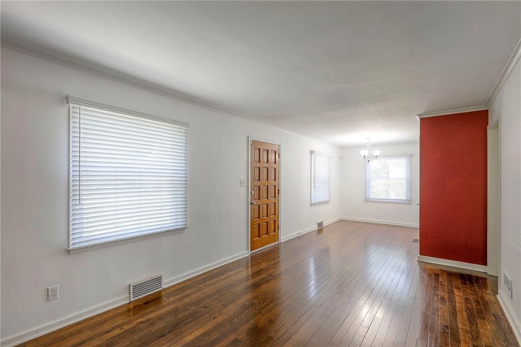 Photo 6 of 30 - 5125 Maple Street