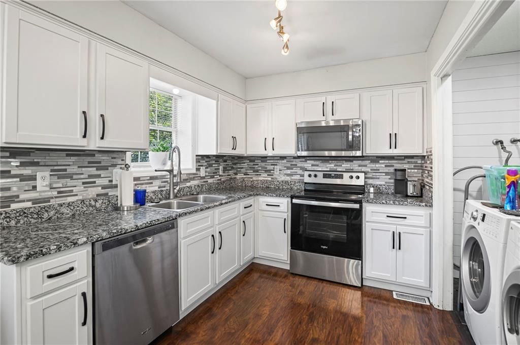 Photo 7 of 27 - 17201 Cerrito Drive