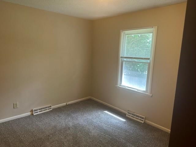 Photo 8 of 10 - 5700 NORTON Avenue