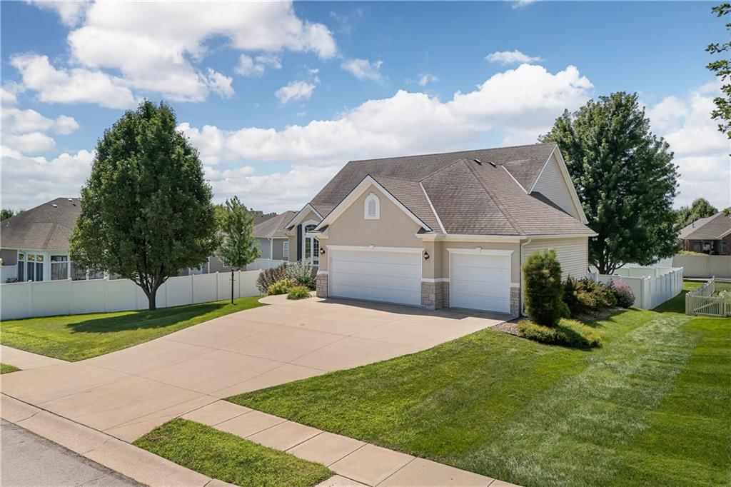 Photo 2 of 40 - 4506 Hallbrook Drive