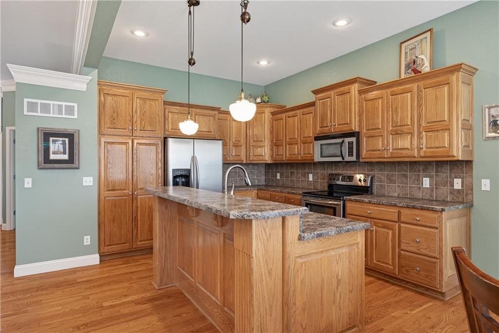 Photo 12 of 40 - 4506 Hallbrook Drive