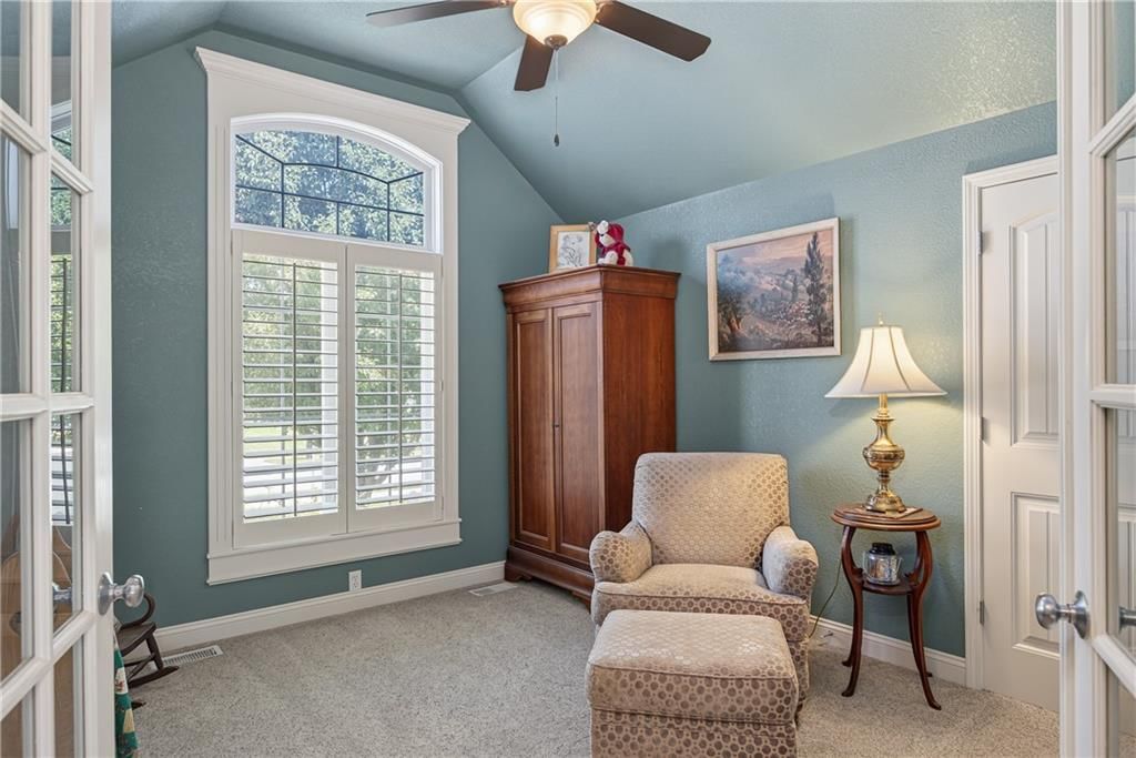 Photo 16 of 40 - 4506 Hallbrook Drive