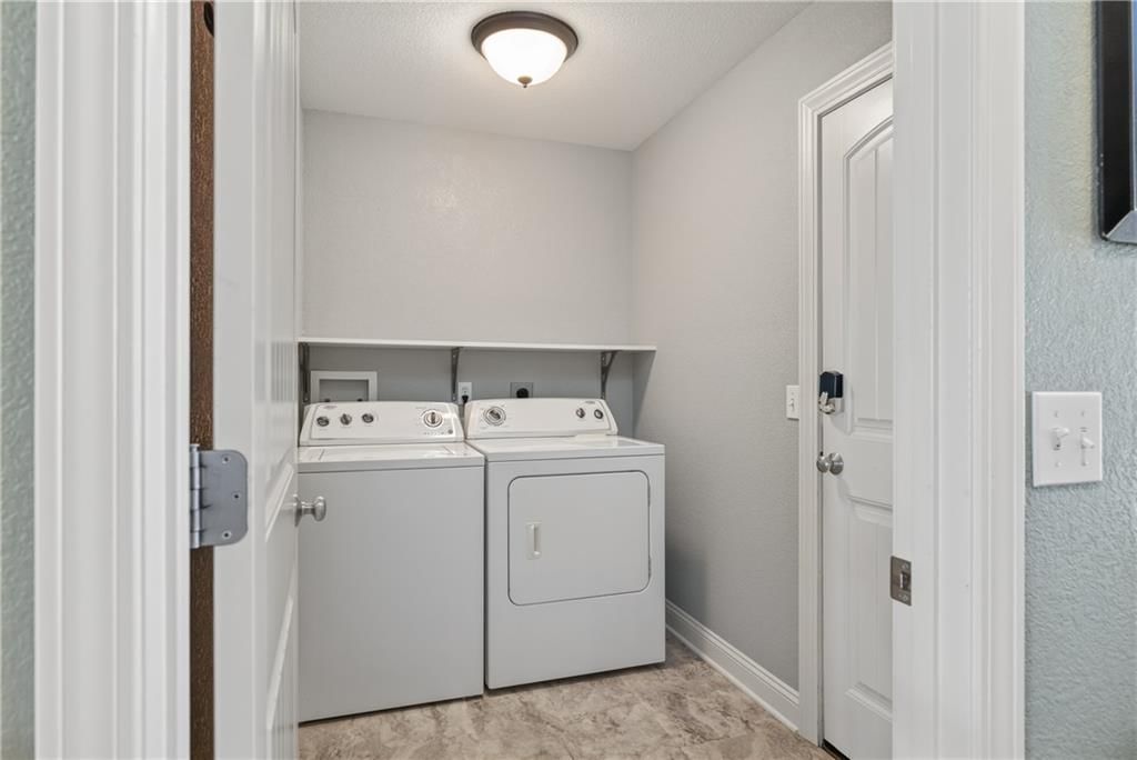 Photo 18 of 40 - 4506 Hallbrook Drive