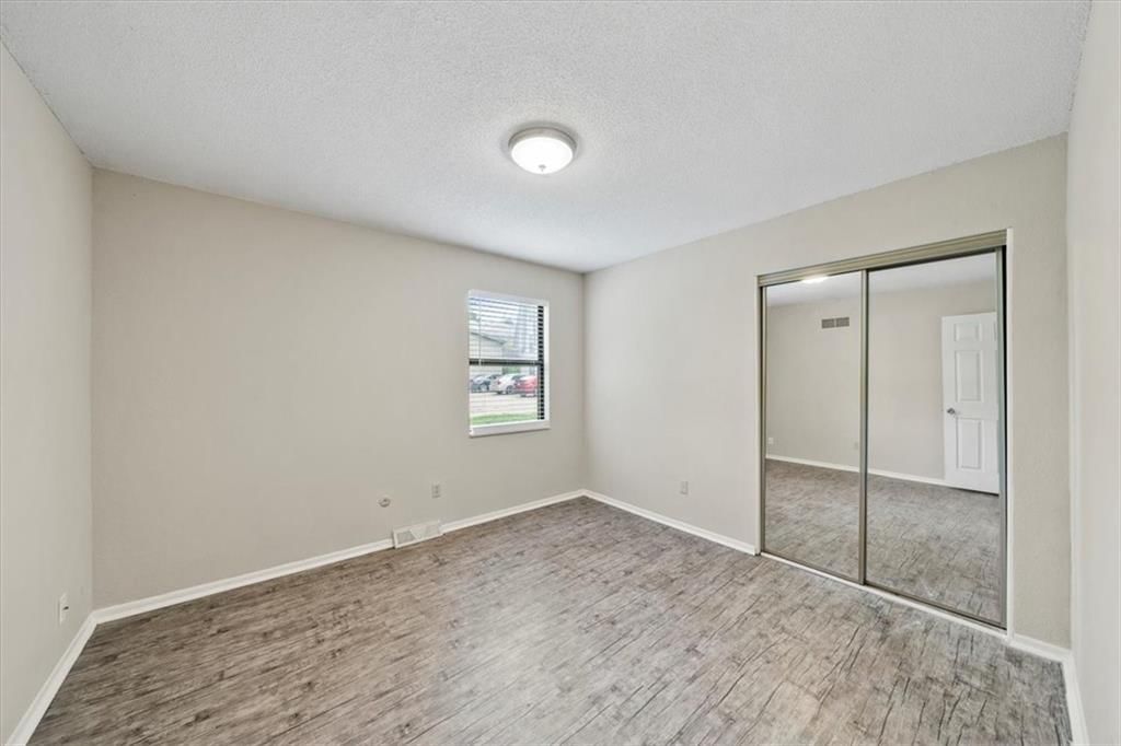 Photo 9 of 17 - 517 N Spring Street