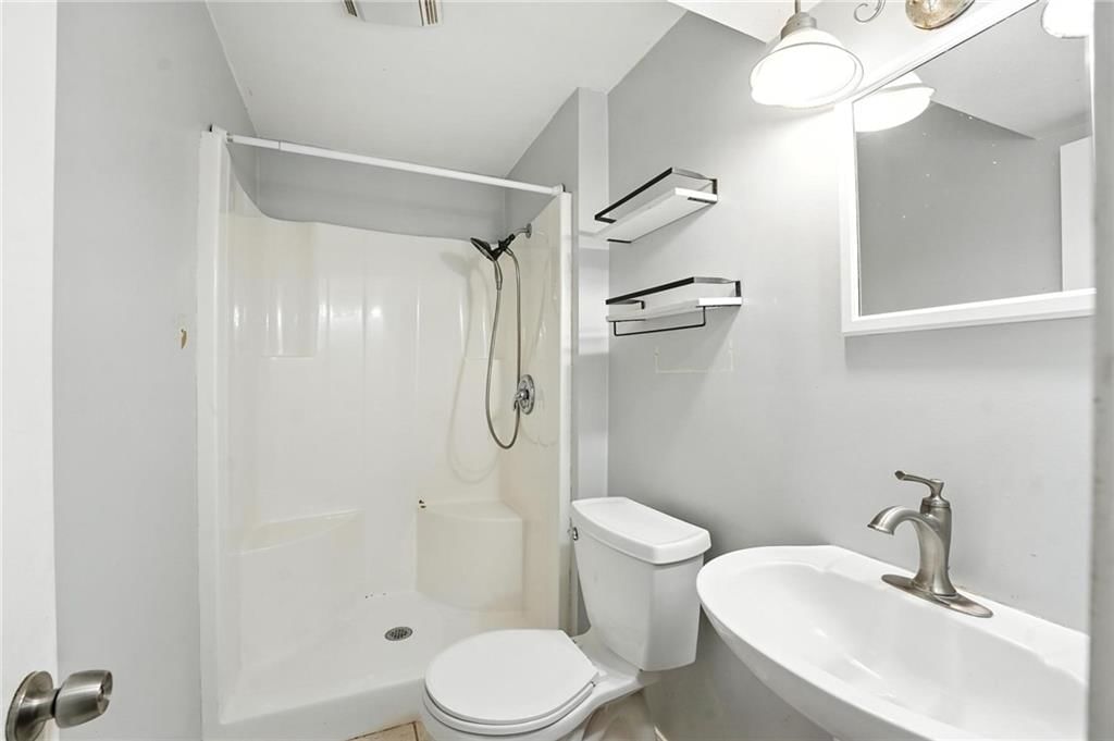 Photo 10 of 30 - 17824 Greentree Avenue
