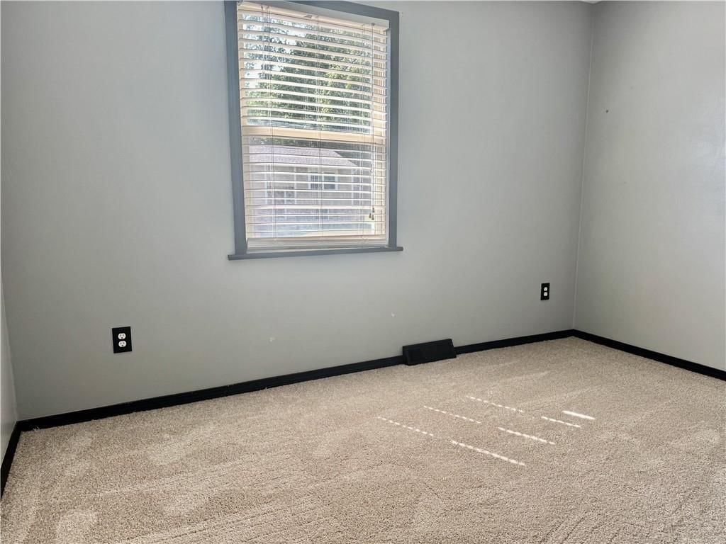 Photo 11 of 30 - 17824 Greentree Avenue