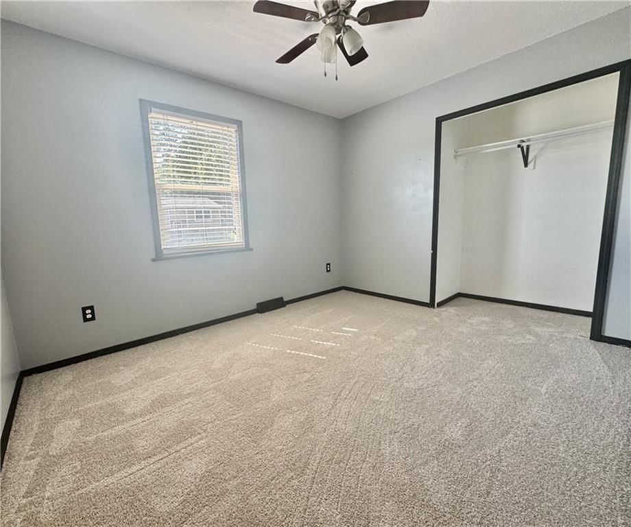 Photo 12 of 30 - 17824 Greentree Avenue