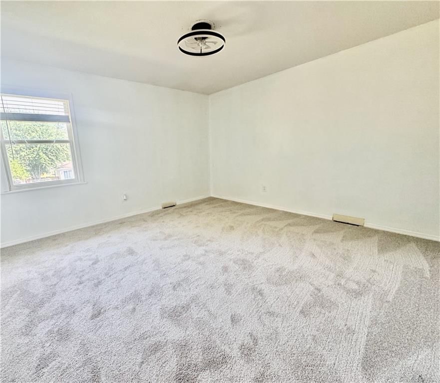 Photo 14 of 30 - 17824 Greentree Avenue