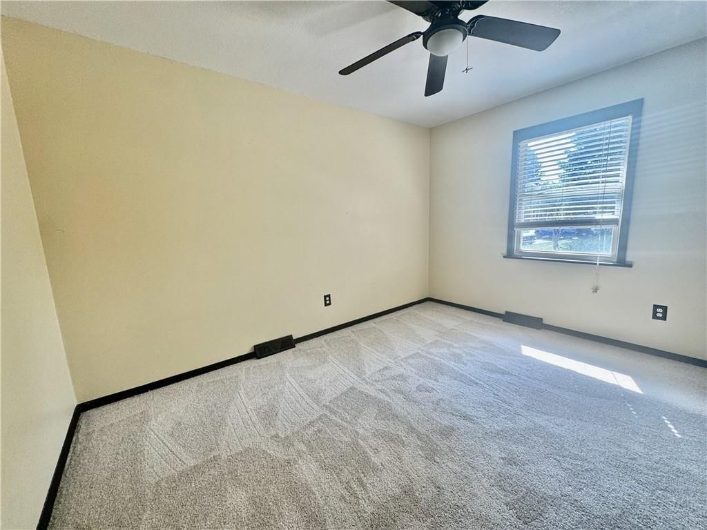 Photo 15 of 30 - 17824 Greentree Avenue
