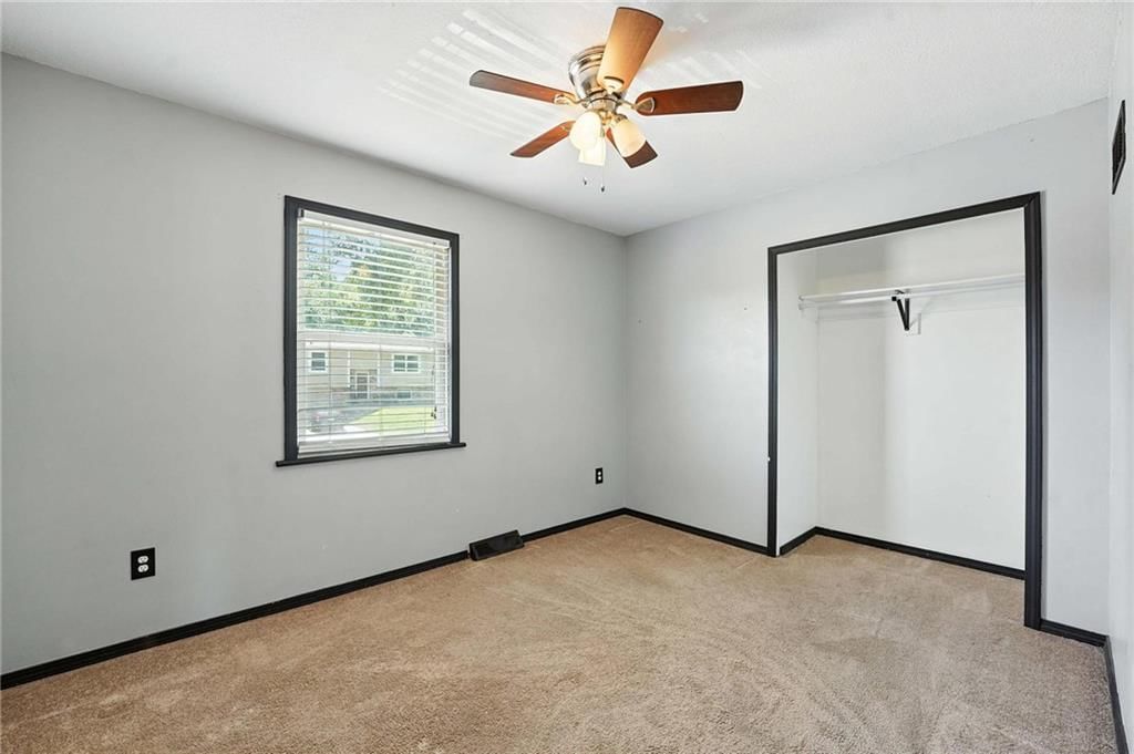 Photo 17 of 30 - 17824 Greentree Avenue