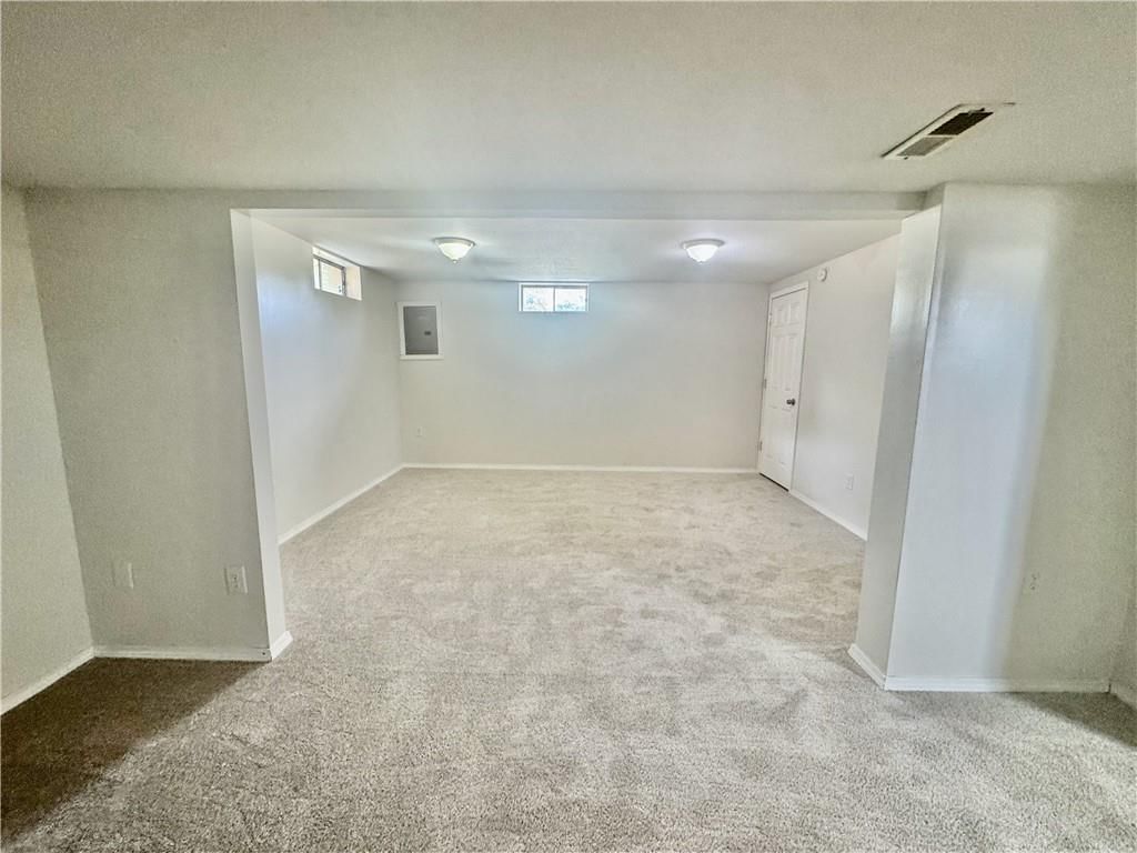 Photo 18 of 30 - 17824 Greentree Avenue
